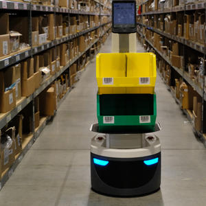Véhicules autonomes et robots collaboratifs : des solutions d’avenir en entrepôt