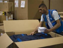 geodis employee filling a box