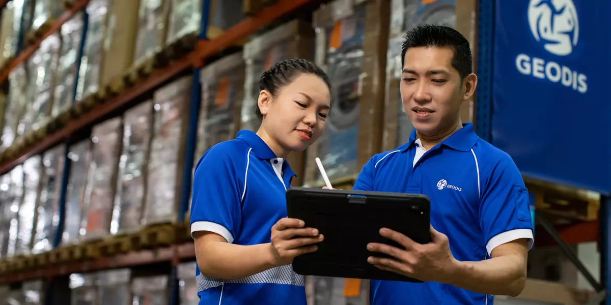 GEODIS employee looking at a tablet in Singapore warehouse