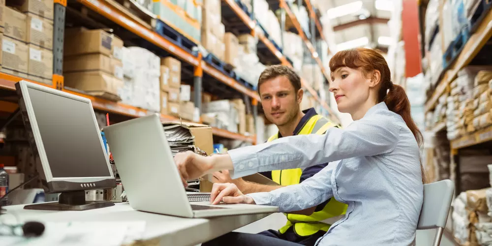 2 people doing inventory management during peak season in a warehouse