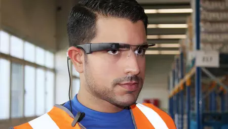 Connected glasses on a GEODIS employee