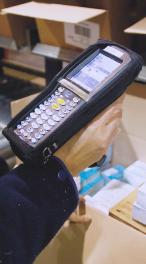 a barcode reader makes the inventory of a carton