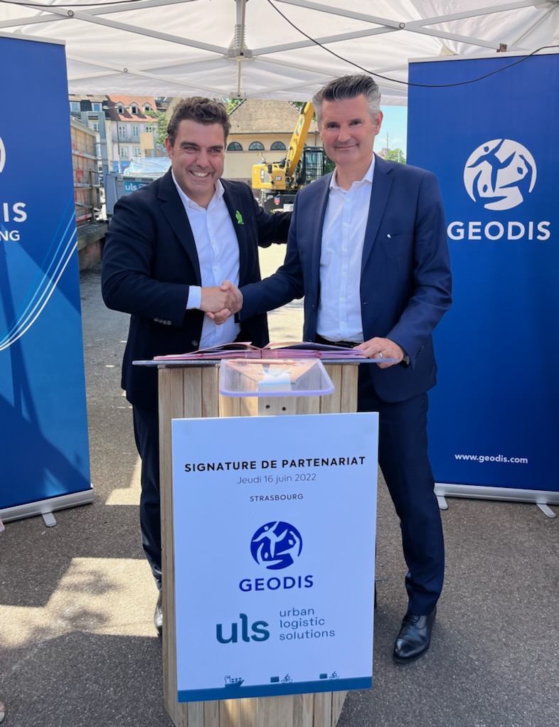 A gauche, Thomas Castan, président et fondateur d’ULS, à droite, Stéphane Cassagne, directeur général de l’activité Distribution & Express de GEODIS