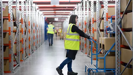 GEODIS warehouse with employees