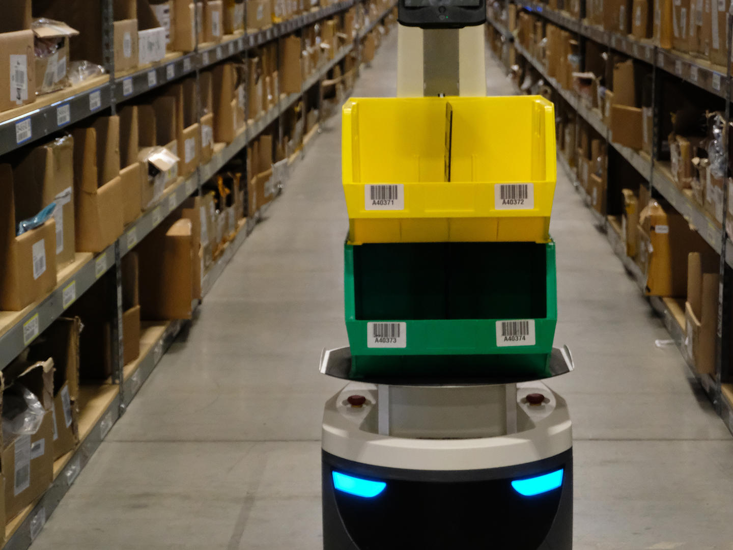 Véhicules autonomes et robots collaboratifs : des solutions d’avenir en entrepôt