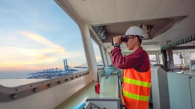 man binoculars boat shipment