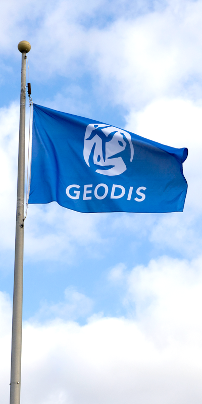 Le drapeau de GEODIS opérateur logistique et de transport flotte dans plus de 67 pays