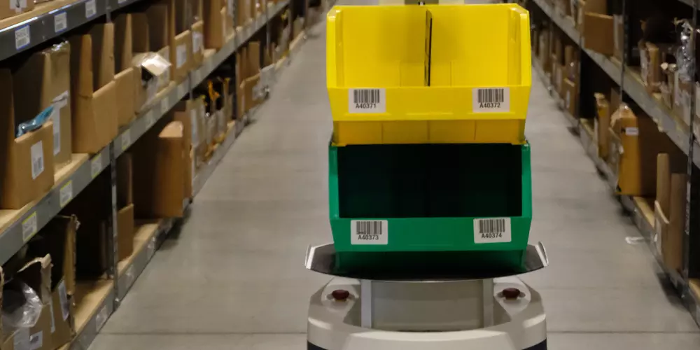Véhicules autonomes et robots collaboratifs : des solutions d’avenir en entrepôt
