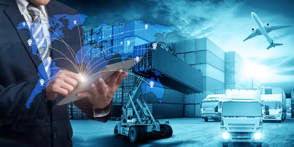 Person who follows on a tablet his logistic flows in real time