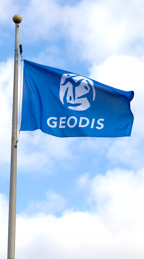 Le drapeau de GEODIS opérateur logistique et de transport flotte dans plus de 67 pays