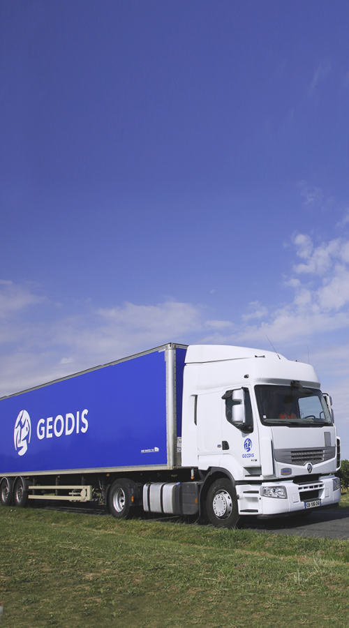 Camion GEODIS sur une route de campagne