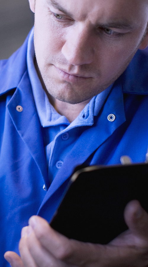 un technicien inspecte un moteur