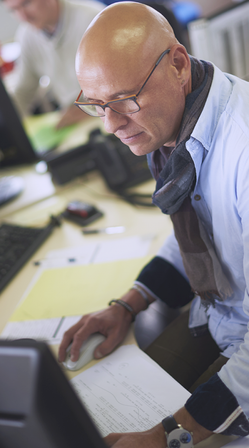 homme au téléphone notant des informations