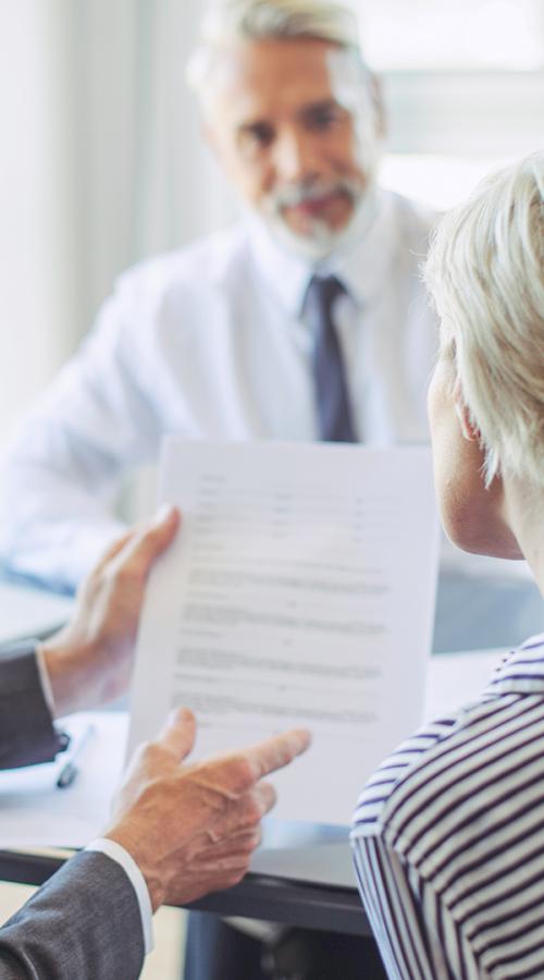 un cadre conseille une femme