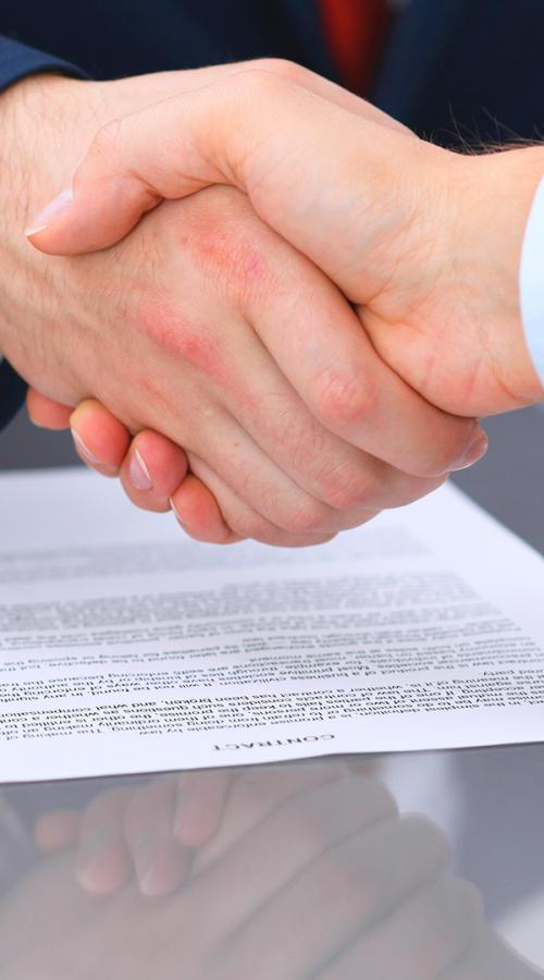 Deux hommes d'affaires se serrant la main